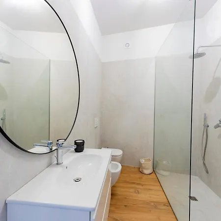 Guesthost - Colli Modern With Courtyard *