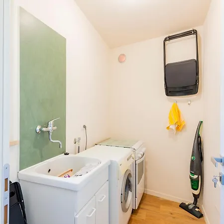 Guesthost - Colli Modern With Courtyard