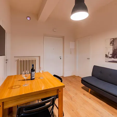 Guesthost - Colli Modern With Courtyard Apartment *