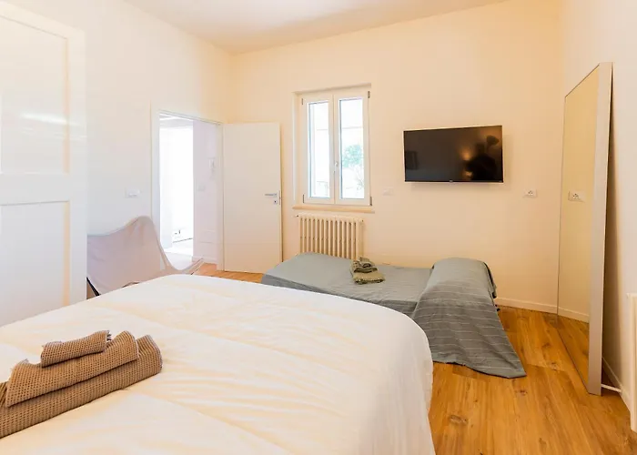 Guesthost - Colli Modern With Courtyard