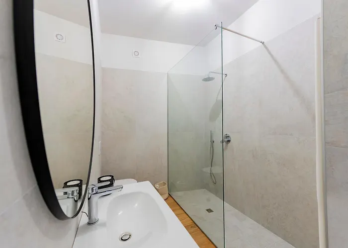 Guesthost - Colli Modern With Courtyard *