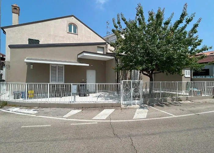 Guesthost - Colli Modern With Courtyard Apartmán