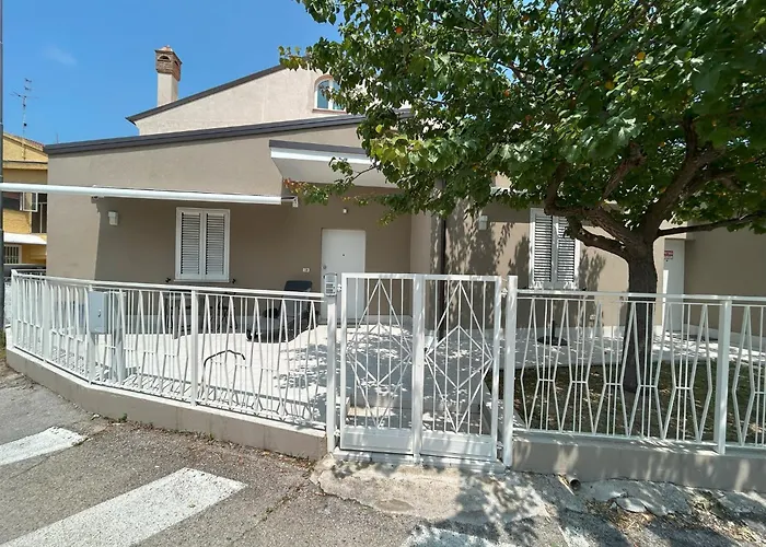 Guesthost - Colli Modern With Courtyard Apartmán Pescara